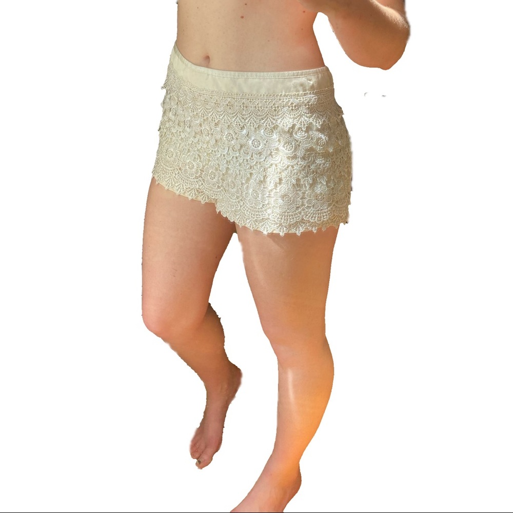 ✴️SOLD✴️Sans Souci Lace Crochet Cream Shorts